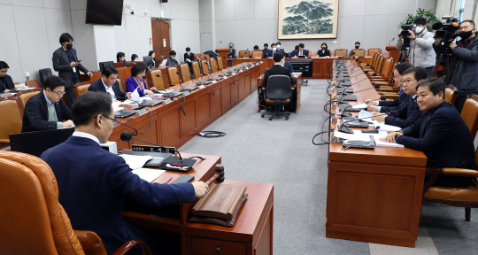 15일 오전 서울 여의도 국회에서 열린 정치개혁특별위원회 정치관계법개선소위원회에서 조해진 소위원장이 의사봉을 두드리고 있다.<연합뉴스>